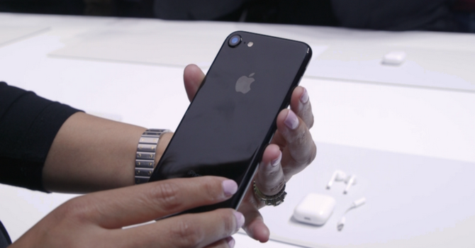 iPhone 7 khóa mạng giảm giá mạnh trước tin đồn Apple sắp ra mắt iPhone 8