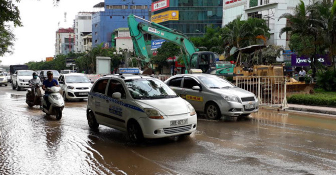 Hà Nội: Hàng nghìn hộ dân bị mất nước vì vỡ đường ống