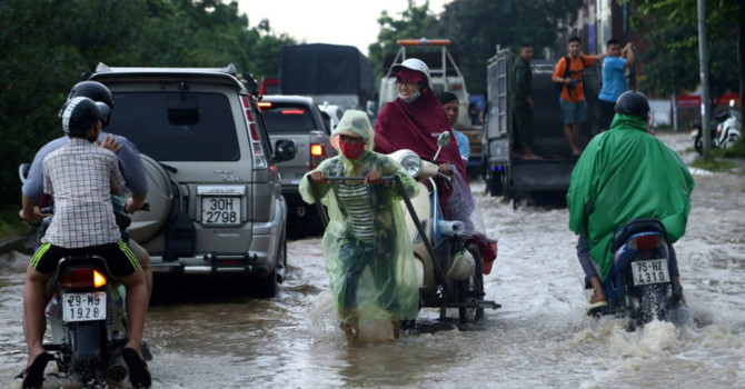 Hà Nội: Dịch vụ “cứu hộ” kiếm bộn tiền nhờ ngập