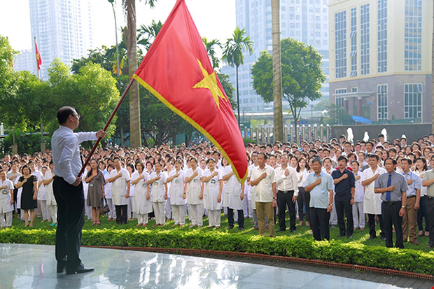 
GS. Nguyễn Anh Trí đã tham gia buổi chào cờ cuối cùng trước khi chia tay cùng toàn thể cán bộ, nhân viên của Viện. Ảnh: Viện Huyết học - Truyền máu Trung ương
