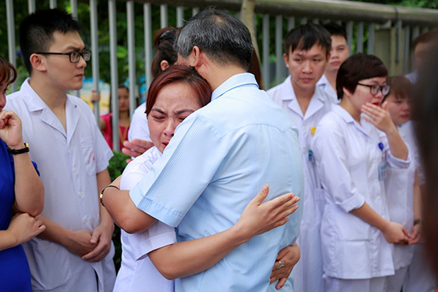 
Không ai có thể kìm nén xúc động khi chia tay Giáo sư Nguyễn Anh Trí. Ảnh: Viện Huyết học - Truyền máu Trung ương
