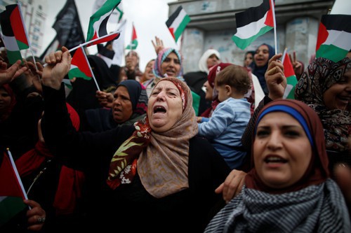 Phụ nữ Palestine ở Dải Gaza biểu tình phản đối chính sách của Tổng thống Mỹ Donald Trump đối với Jerusalem hôm 6-12 Ảnh: REUTERS