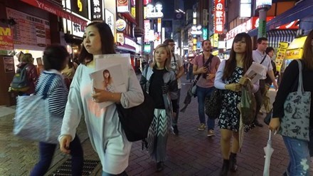 Mặt tối sau ngành công nghiệp thuê nữ sinh làm thêm ở Nhật Bản