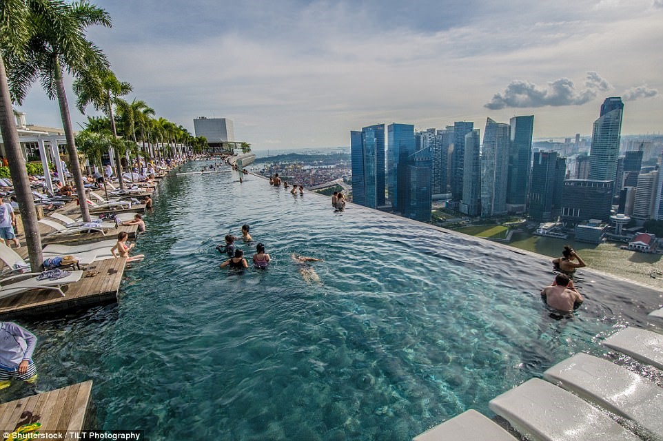Bể bơi vô cực dài nhất thế giới ở Singapore