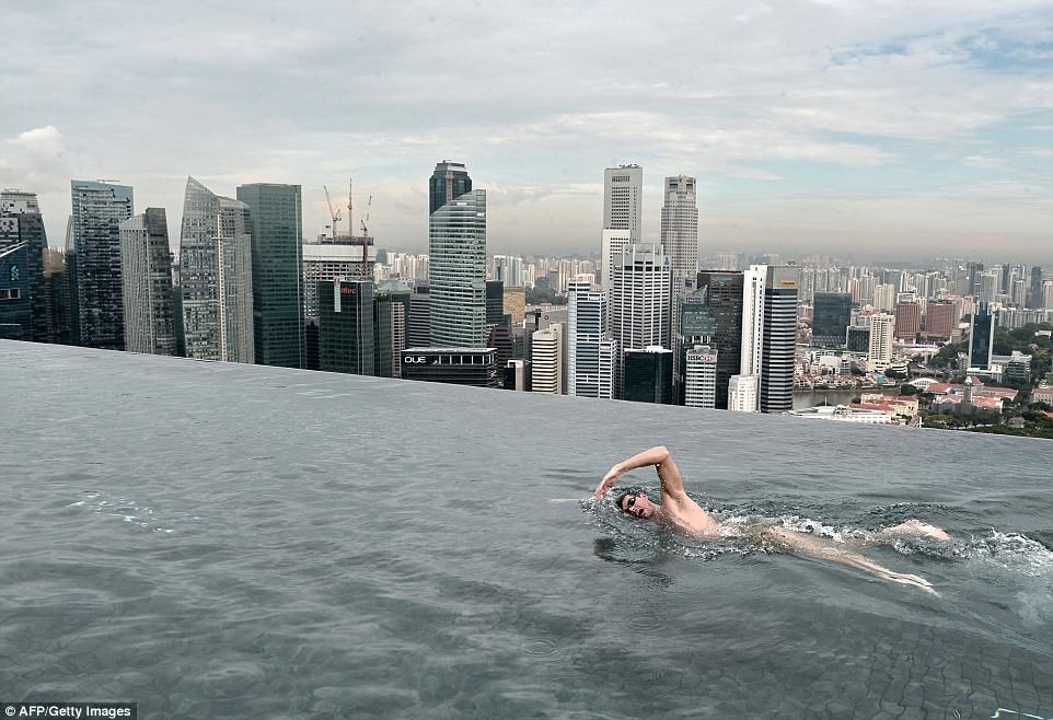 Bể bơi vô cực dài nhất thế giới ở Singapore