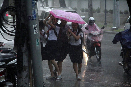 Sài Gòn xuất hiện mưa lớn kèm gió lốc đùng giữa mùa khô