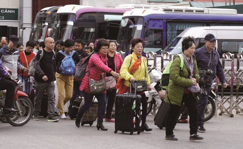 Xử phạt hướng dẫn viên dẫn khách Trung Quốc không có thẻ ở Quảng Ninh