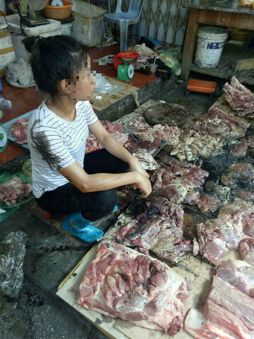 Người phụ nữ bị hắt dầu luyn trộn chất thải lên người vì bán thịt lợn giá rẻ
