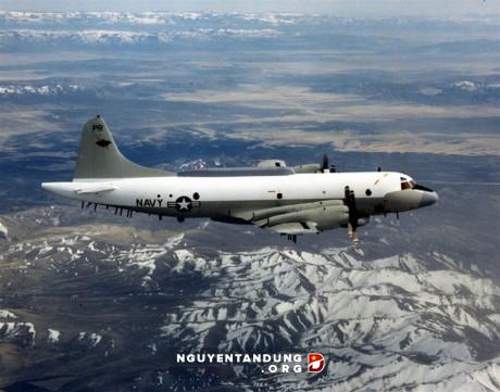 Chiến cơ Trung Quốc áp sát máy bay Mỹ trên biển Hoa Đông