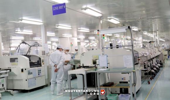 CEO Nguyễn Tử Quảng thị sát nhà máy, khẳng định Bphone 2 sản xuất tại Việt Nam