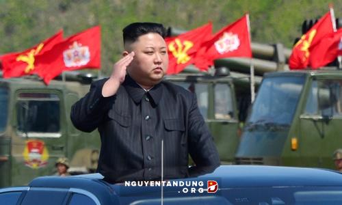 Kim Jong-un hoãn kế hoạch tấn công Guam bằng tên lửa
