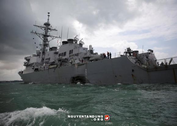 Chuyên gia nghi tàu chiến Mỹ bị tấn công mạng trước khi va tàu hàng