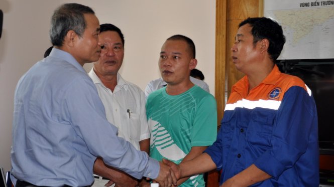 Bộ trưởng Trương Quang Nghĩa hỏi thăm động viên thuyền trưởng Nguyễn Viết Thắng tại Vũng Tàu sáng 29-3 - Ảnh: Đông Hà