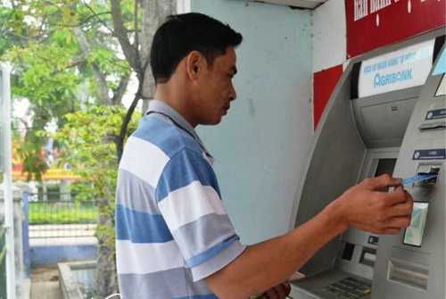 Khi sử dụng, giao dịch tại các cây ATM, người dân cần cảnh giác để tránh bị mất tiền.