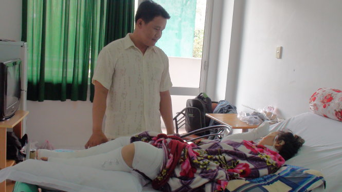 Chị Trần Quốc Thanh Nhã bị phỏng nặng, đang điều trị tại Bệnh viện Trưng Vương - Ảnh: ĐỨC PHÚ
