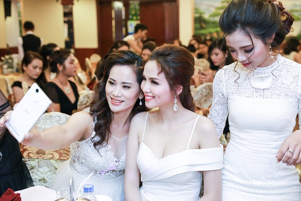 Hoa hậu Diễm Hương diện đầm trễ nải khoe vòng 1 gợi cảm, trắng muốt