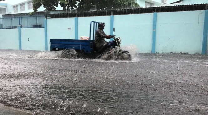 Sau khoảng 30 phút trời mưa, đường Phạm Văn Chiêu, quận Gò Vấp đã bị ngập - Ảnh: Q.KHẢI