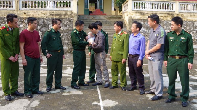 Đồn BP bát xát bàn giao cháu bé cho Công an huyện Sa Pa và Công an tỉnh Lào Cai - Ảnh: Trung Dũng
