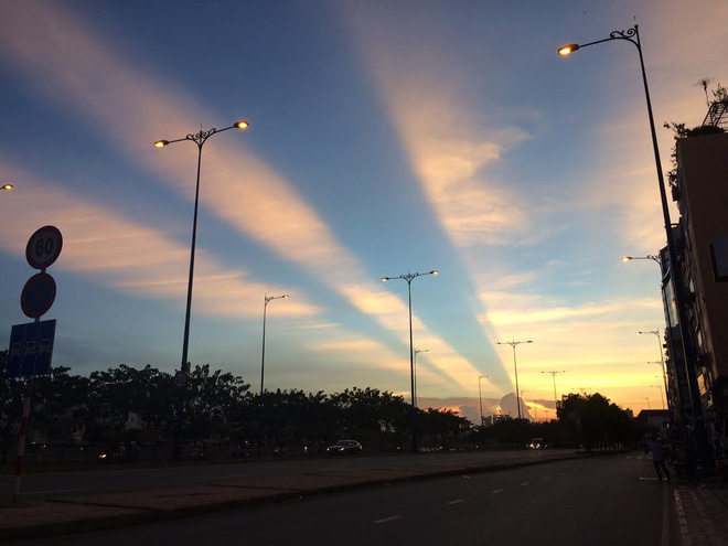 Vệt sáng kỳ lạ xuất hiện trên bầu trời Sài Gòn