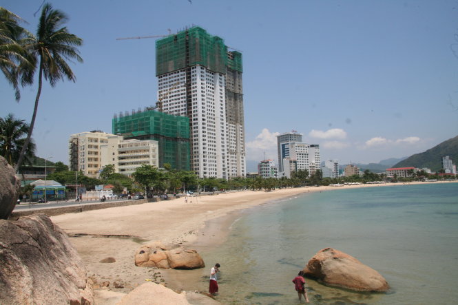 Khách sạn và căn hộ Oceanus của Mường Thanh Viễn Triều được xây bên bãi biển Hòn Chồng, TP Nha Trang - Ảnh: Phan Sông Ngân