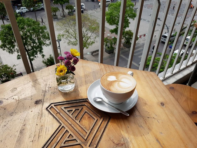 6 quán cà phê view đẹp, giá tốt trên phố đi bộ Nguyễn Huệ - Ảnh 1.