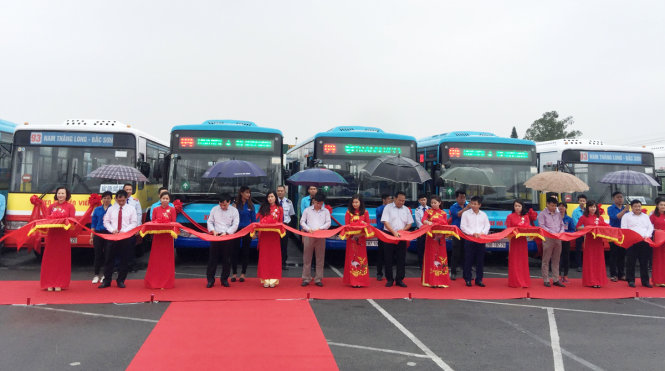 Lãnh đạo Sở giao thông vận tải Hà Nội và Tổng công ty Vận tải Hà Nội cắt băng khai trương 2 tuyến xe buýt số 93 và 94 - Ảnh: TUẤN PHÙNG