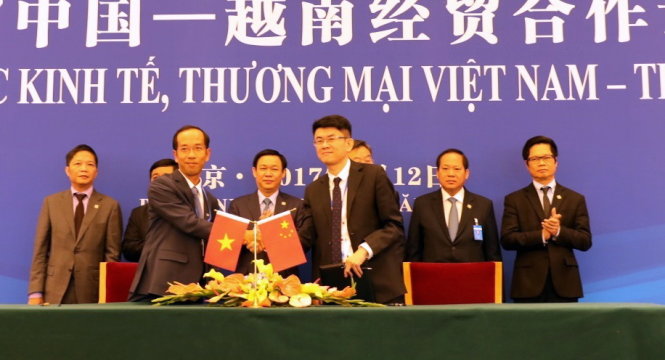 Ông Mai Hoài Anh - giám đốc điều hành kinh doanh Vinamilk (trái) - ký kết bản ghi nhớ hợp tác với đối tác Trung Quốc - Ảnh: CTV
