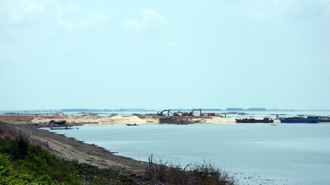 Một bãi tập kết cát trong lòng hồ Dầu Tiêng thuộc địa bàn huyện Dương Minh Châu, tỉnh Tây Ninh đã ngưng toàn bộ hoạt động cho các đơn vị chức năng tiến hành thanh tra kể từ ngày 20-4 - Ảnh: ĐỨC TRONG