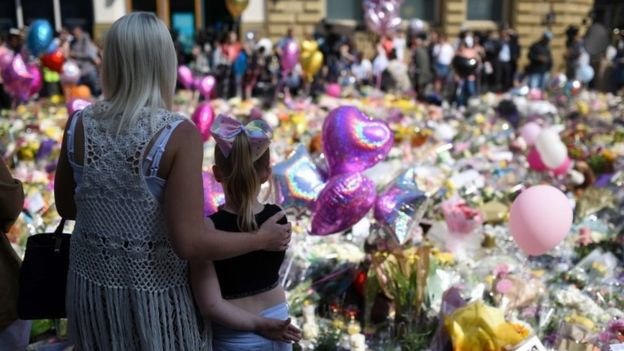 Người dân Anh đặt hoa và bóng bay tưởng niệm các nạn nhân vụ đánh bom ở Manchester - Ảnh: AFP