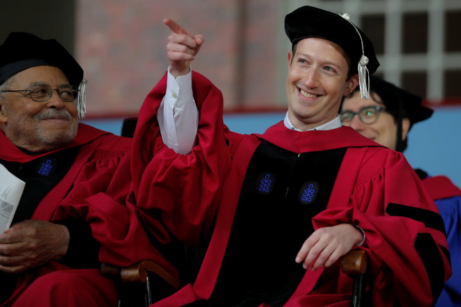 Giám đốc điều hành Facebook Mark Zuckerberg (phải) tại lễ tốt nghiệp của ĐH Harvard ở Cambridge - Ảnh: Reuters