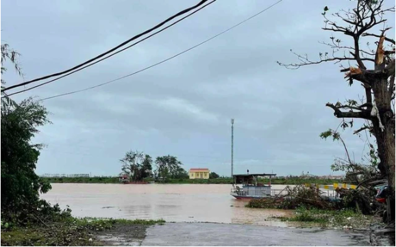 Một doanh nghiệp hiến 10.000 m³ đất để đắp đê chống lũ